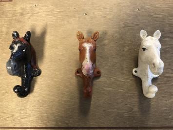 3 x paardenhoofden als kapstok is een mooie schuur decoratie, diverse kleuren.
