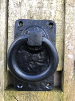 Anneau rustique en tant que volet de porte / volet de portail - métal laqué noir