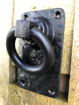 Anneau rustique en tant que volet de porte / volet de portail - métal laqué noir