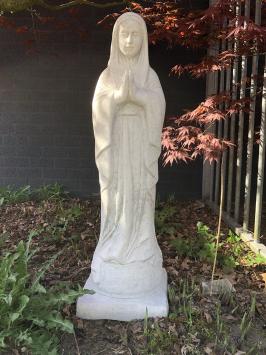 Moeder Maria / Mother Mary, groot vol stenen beeld.