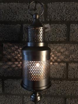 Hängelaterne aus grauem Metall, mit Perforation, um das Licht an die Wand zu leuchten