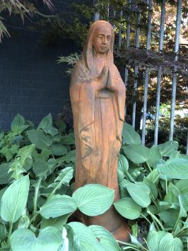 Mutter Maria / Mutter Maria, große Vollsteinskulptur, Oxid