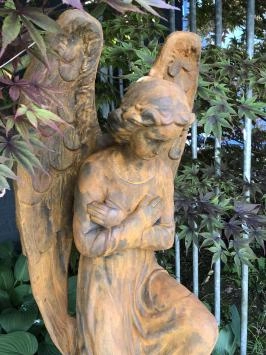 Ange à genoux - pierre - 82 cm - oxyde - avec ailes