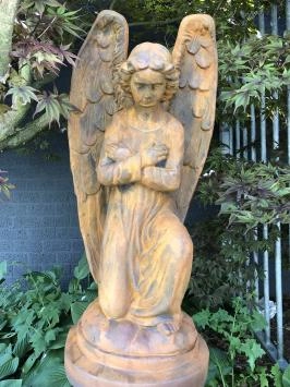 Ange à genoux - pierre - 82 cm - oxyde - avec ailes