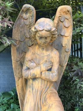 Ange à genoux - pierre - 82 cm - oxyde - avec ailes