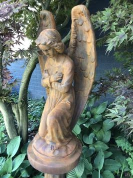 Ange à genoux - pierre - 82 cm - oxyde - avec ailes
