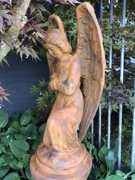 Ange à genoux - pierre - 82 cm - oxyde - avec ailes