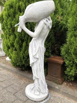Schöne weiße Steinskulptur einer stehenden Frau mit einem Wasserkrug
