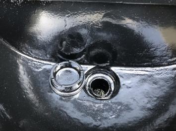 Hochwertiger Wandbrunnen, Waschbecken schwarz, Aluminium und schwarz beschichtet mit Messinghahn