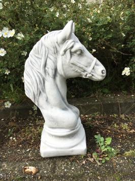 Skulptur Pferdekopf, massiver Stein