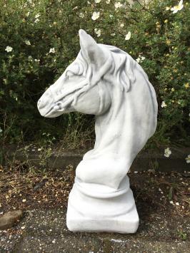 Skulptur Pferdekopf, massiver Stein