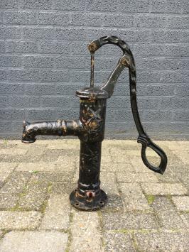 Altmodische Wasserpumpe, massives Gusseisen, schwarz