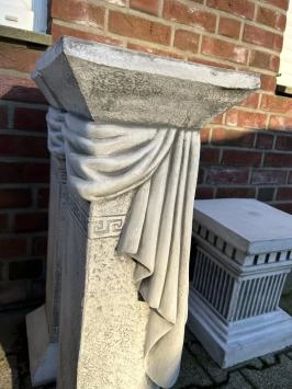 Colonne à motif de clé grecque et tissu - pierre - 79 cm