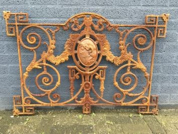 Hekwerk voor b.v. balkon, gietijzer met medaillon