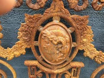 Hekwerk voor b.v. balkon, gietijzer met medaillon