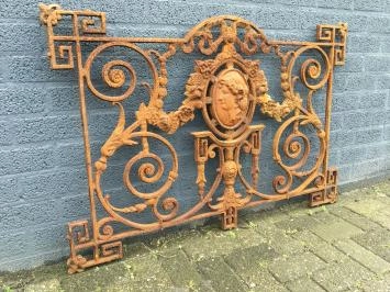 Hekwerk voor b.v. balkon, gietijzer met medaillon