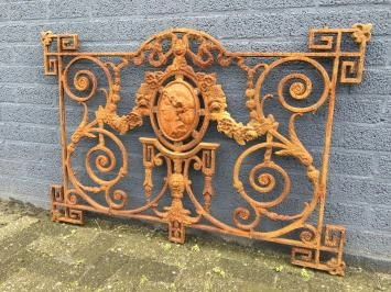 Hekwerk voor b.v. balkon, gietijzer met medaillon