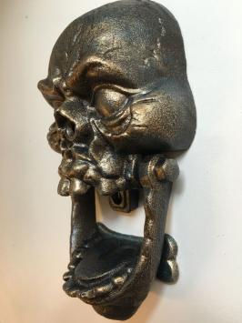 Gusseiserner Schädel aus Bronze als Türklopfer