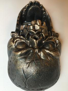 Gusseiserner Schädel aus Bronze als Türklopfer