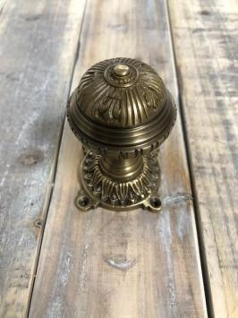 Bouton historique en laiton pour la porte d'entrée, bouton de porte avec une belle rosace, laiton.