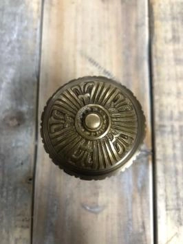 Bouton historique en laiton pour la porte d'entrée, bouton de porte avec une belle rosace, laiton.