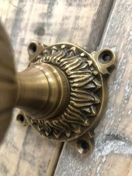 Bouton historique en laiton pour la porte d'entrée, bouton de porte avec une belle rosace, laiton.