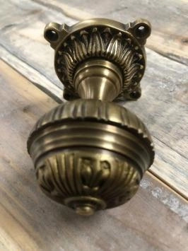 Bouton historique en laiton pour la porte d'entrée, bouton de porte avec une belle rosace, laiton.