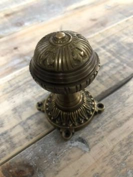 Bouton historique en laiton pour la porte d'entrée, bouton de porte avec une belle rosace, laiton.