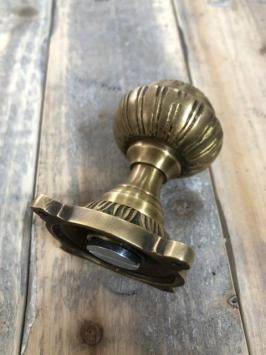 Bouton historique en laiton pour la porte d'entrée, bouton de porte avec une belle rosace, laiton.