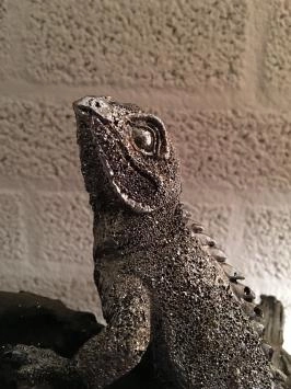 Lézard électrique argenté peint dans l'arbre, magnifique