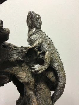 Lézard électrique argenté peint dans l'arbre, magnifique