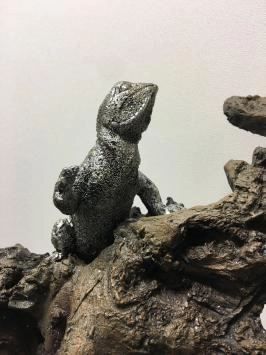 Lézard électrique argenté peint dans l'arbre, magnifique