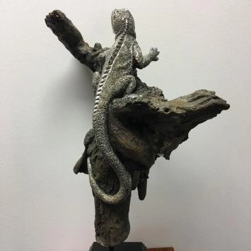 Lézard électrique argenté peint dans l'arbre, magnifique