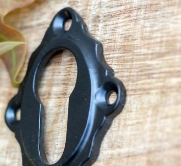 Magnifique ensemble de quincaillerie de porte en métal noir, avec serrure à ressort sur les rosettes