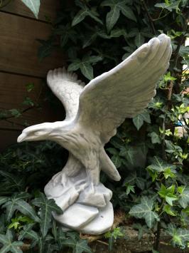 Adler, Steingartenstatue, Raubvogel in Aktion