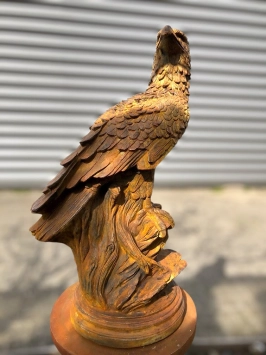 Sitzender Adler auf Felsen - Gartenstatue aus Stein - 70 cm - rustikal