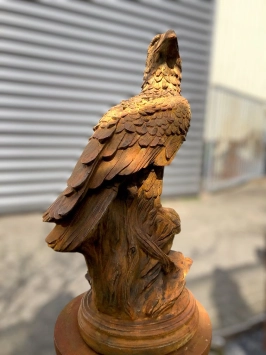 Zittende adelaar op rots - tuinbeeld steen - 70 cm - rustiek