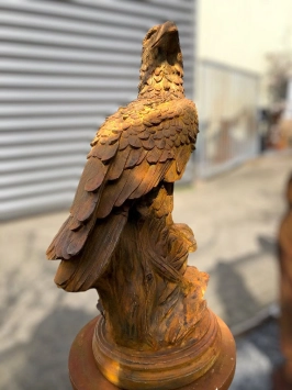 Zittende adelaar op rots - tuinbeeld steen - 70 cm - rustiek