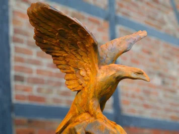 Fliegender Adler – große Gartenstatue aus Stein – 120 x 140 cm – Oxid