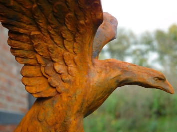 Vliegende adelaar - stenen beeld - 120 x 140 cm - oxide