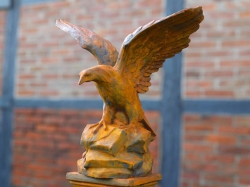 Vliegende adelaar - stenen beeld - 120 x 140 cm - oxide