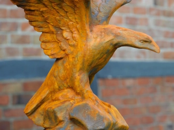 Vliegende adelaar - stenen beeld - 120 x 140 cm - oxide