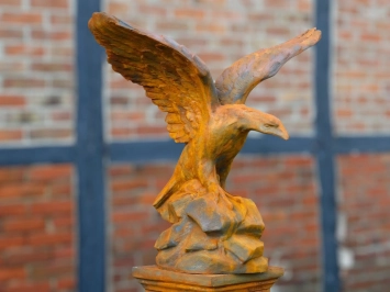 Vliegende adelaar - stenen beeld - 120 x 140 cm - oxide