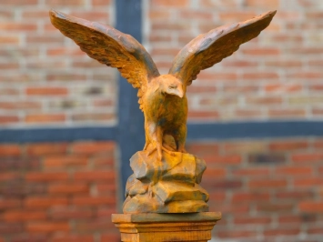 Vliegende adelaar - stenen beeld - 120 x 140 cm - oxide