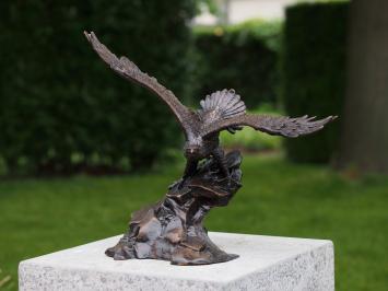 Adlerstatue aus Bronze, Bronzestatue eines Adlers mit ausgebreiteten Flügeln
