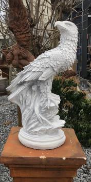 Gedetailleerd sculptuur van een adelaar zittend op een rots, gemaakt van steen