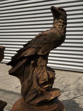 Detaillierte Skulptur eines Adlers, der auf einem Felsen sitzt, aus oxidiertem Stein