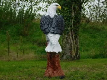 XXL Gartenfigur Adler auf Baumstamm – Polyresin – 102 cm