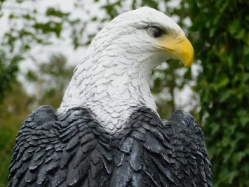 Grande statue d’aigle sur tronc en polyrésine – 102 cm