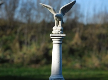 Ensemble de 2 aigles sur socle – statues en pierre 140 cm.